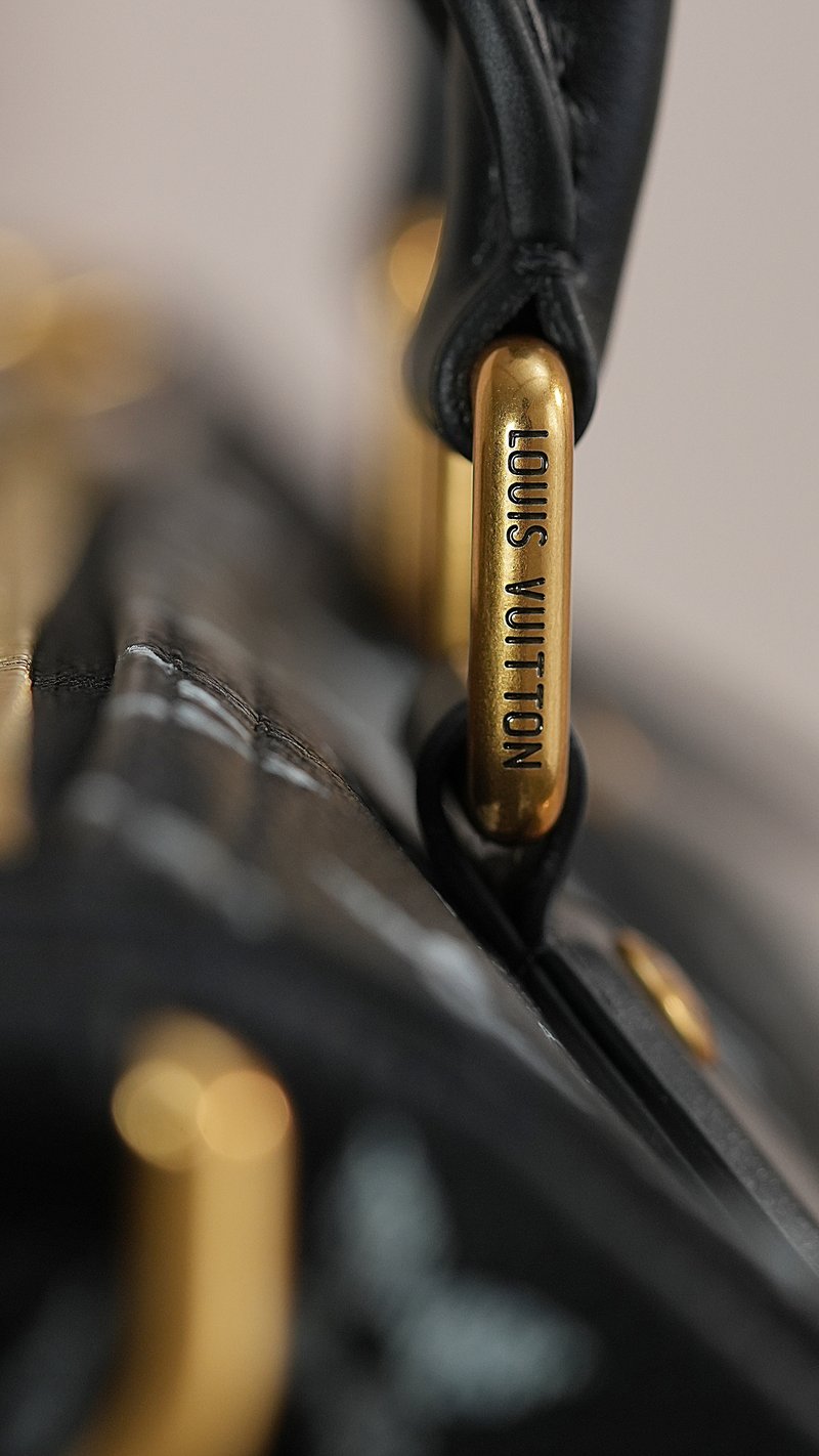 五金鐫刻 LOUIS VUITTON 字樣