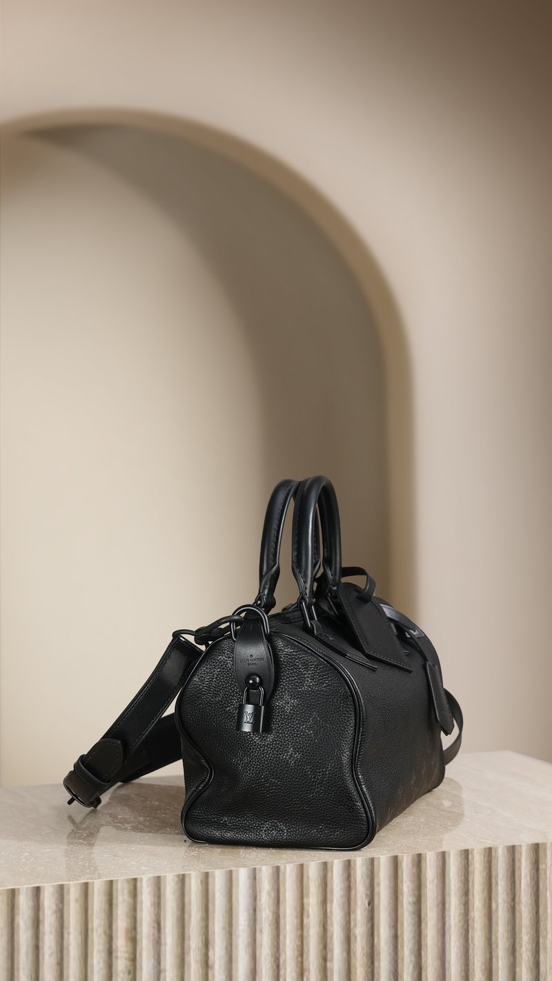 Speedy P9 Ultra Black 側面 肩帶