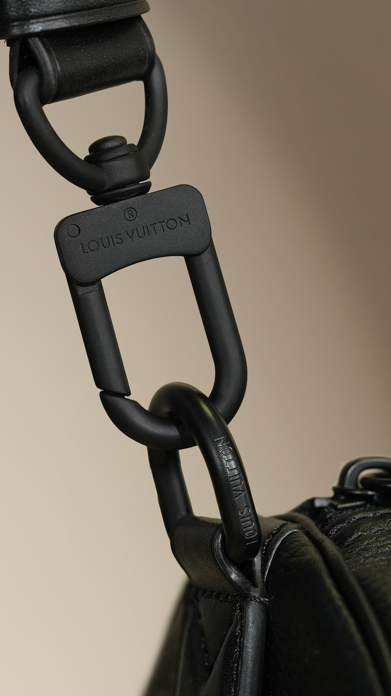黑色掛扣鐫刻 LOUIS VUITTON